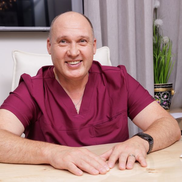 דר אלכסנדר - רופא שיניים המבצע טיפולי סתימות שיניים