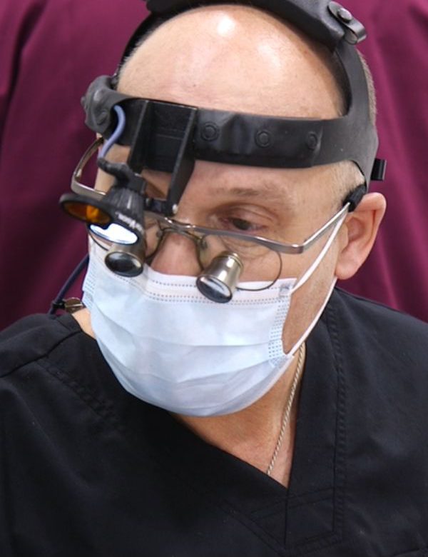 משקפי הגדלה מבוססי טכנולוגיה חדשנית - מרפאת שיניים דר אלכסנדר